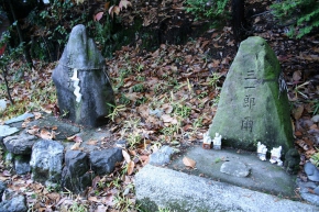 折上稲荷神社の左は「春吉大明神」右は「三一朗爾」の石碑