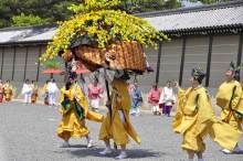 葵祭（賀茂祭）　その2の黄色の風流傘