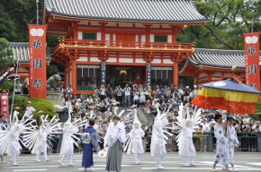 祇園祭 2011 花傘巡行（八坂神社）