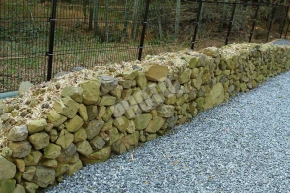 石塁と石垣の一部の遺構