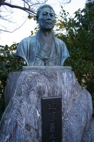 壬生寺の近藤勇の銅像
