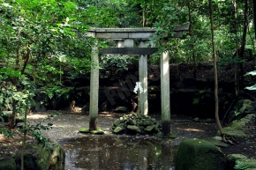 木嶋神社(蚕の社)の三柱鳥居