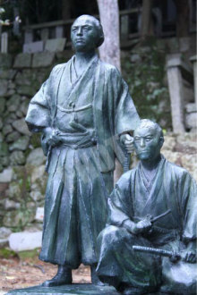 霊山護国神社の坂本龍馬と中岡慎太郎像