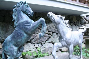 貴船神社の馬の銅像