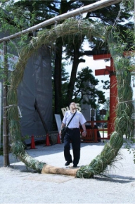 夏越の大祓（上賀茂神社）の茅の輪（ちのわ）くぐり