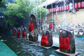 千本ゑんま堂(引接寺)のお地蔵さんが水の曲芸