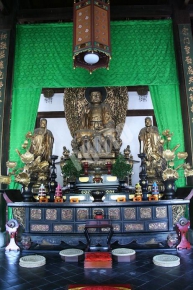 萬福寺の本尊である釈迦如来坐像