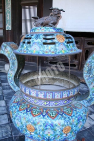 萬福寺の大雄宝殿の前に置かれた香炉