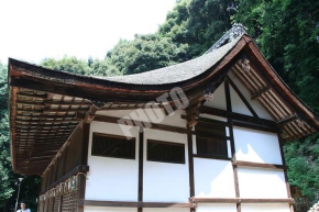 宇治上神社の本殿の屋根は流造（ながれつくり）