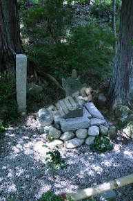 十輪寺の業平のお墓