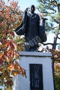 妙蓮寺の日蓮の銅像