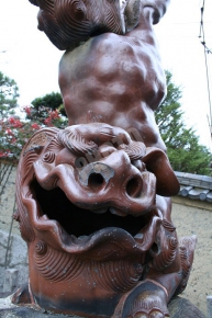 宗忠神社のちょっぴりアクロバティックな狛犬