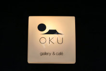OKUのギャラリーとカフェの看板