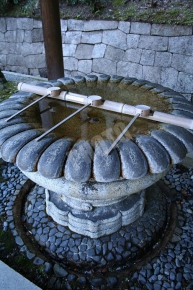 泉涌寺の菊花紋をかたどった手水鉢（ちょうずばち）