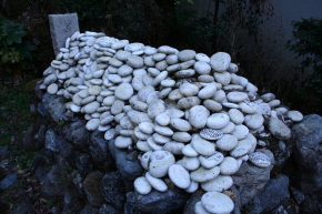 来迎院（東山）の文字の書かれた石の数々