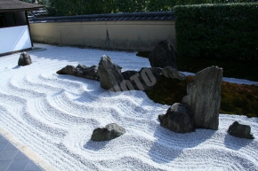 瑞峯院にある蓬莱（ほうらい）と呼ばれる中国に伝わる仙人の住む山に見立てた岩