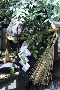 満足稲荷神社のもちの木の根元にあった「岩神（いわがみ）」