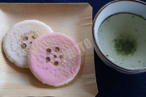 京都の和菓子屋「老松（おいまつ）」の官公梅(かんこうばい)」と、香梅煎というお茶のセット