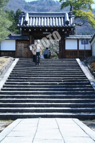 霊鑑寺の入り口階段