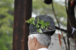 流鏑馬神事(下鴨神社)の烏帽子の葵