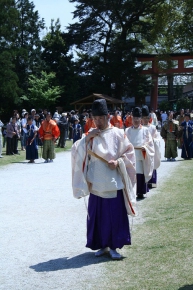 賀茂競馬（上賀茂神社）で参道へ入る人たち