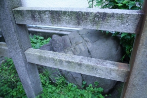 新玉津島神社の石