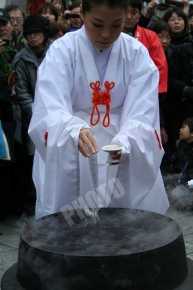 十日ゑびす大祭 招福祭 2012 お塩を入れ