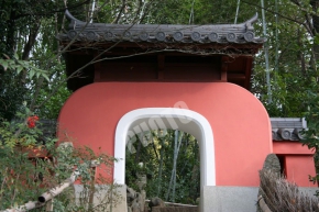 石峰寺にある羅漢参道の赤門