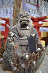 吉田神社の方相氏像