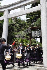 鼓笛隊と熊野神社鳥居