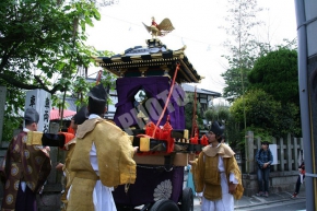 須賀神社を出る鳳輦