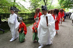 大田神社境内を歩く祭列