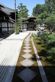 左には白砂、右手には松が植えられた石畳の参道