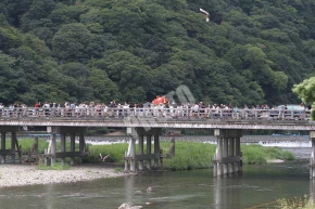 渡月橋を渡る女神輿