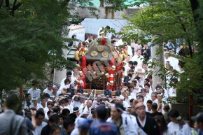 粟田神社の参道を登る神輿