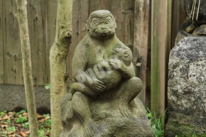 猿の親子の石像