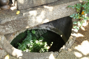 井戸の上に壺井地蔵が安置されています。