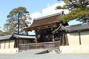 京都御所の建礼門（けんれいもん）