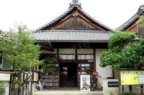 小松谷児童館と書かれた建物
