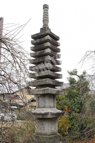 客殿の前の十三重の石塔