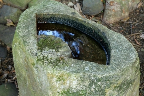 乙が森にある扇型の手水鉢