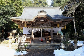 雪の残る篠田神社の境内